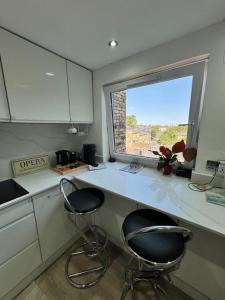 Sunset View 2BR Apartment - Beautiful London View & Free Parking