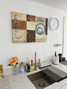 Sunset View 2BR Apartment - Beautiful London View & Free Parking