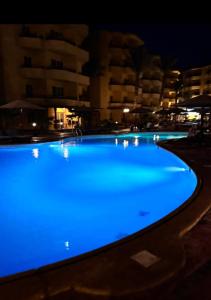 Elegant 2BR Retreat in Secure Resort Community