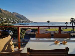 Flat 9, Beachfront 2 Bedroom with Sea View for 4