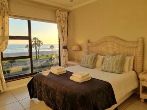 Flat 9, Beachfront 2 Bedroom with Sea View for 4