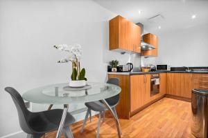 Chinatown Arcadian Apartment - Balcony Views & Private Parking - City Centre 16A