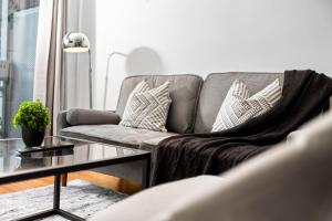 Chinatown Arcadian Apartment - Balcony Views & Private Parking - City Centre 16A