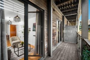 Chinatown Arcadian Apartment - Balcony Views & Private Parking - City Centre 16A