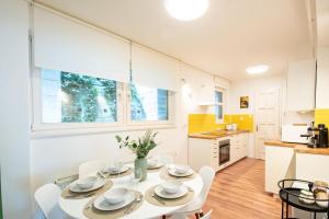 Central - Balcony - Large - Comfy