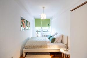 Central - Balcony - Large - Comfy