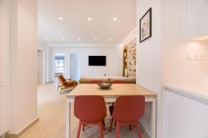 Psyrri Hideout - Chic 2BR Apartment by UPSTREET