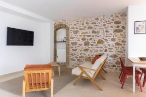 Psyrri Hideout - Chic 2BR Apartment by UPSTREET