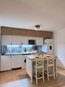 Peaceful Garden Cottage -Walking to the Beach