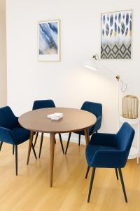 The Grand Book Nook Retro Stay - Luxury King mattress with Flat TV - Private walk in book lounge & Study