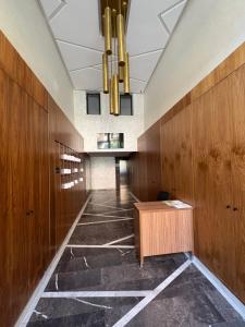 Magnifique loft haut de gamme avec grande terrasse zen et fontaine murale situé en plein centre-ville de Marrakech dans le cœur du quartier Gueliz à proximité des rues commerçantes et animées du Carré Eden et du Plaza Dépôt de garantie oblig