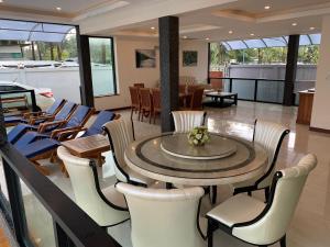 Elegante 4-Zi-Poolvilla mit Strandzugang