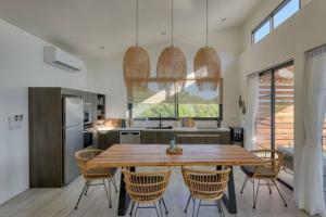 New Luxury 4BR Villa with Seaview