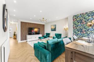 Stylish group retreat with garden, games & parking in West London