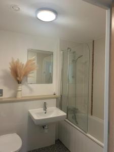 Modern 1-Bedroom Apartment in The Hub, Milton Keynes - FREE PARKING