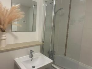 Modern 1-Bedroom Apartment in The Hub, Milton Keynes - FREE PARKING