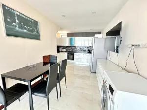 Elegante 4-Zi-Poolvilla mit Strandzugang