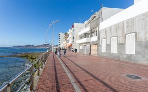 Cozy Loft & Seaside Views- 1 min Las Canteras