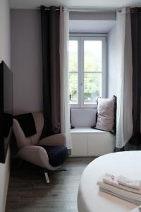 Lakeside bliss with free parking