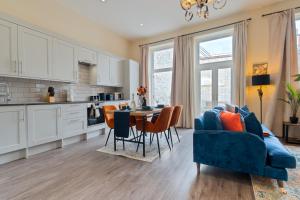 Spacious Luxury 2 Bedroom City Centre Apartment with Terrace & High Ceiling