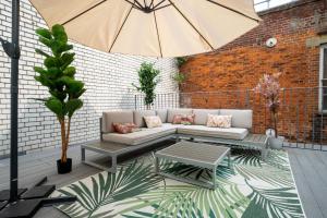 Spacious Luxury 2 Bedroom City Centre Apartment with Terrace & High Ceiling