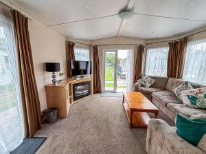 Lovely 8 Berth Caravan At Southview, Skegness, With Lake Views Ref 33066Cl