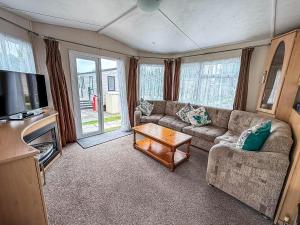 Lovely 8 Berth Caravan At Southview, Skegness, With Lake Views Ref 33066Cl