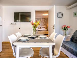 Apartment Adelsberg Inn-2 by Interhome