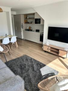 Central Town Duplex with Pool, BBQ & Mountain View