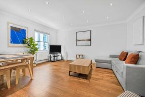 A Scholars Gallery - Bloomsbury - by Frankie Says