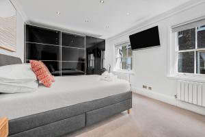 A Scholars Gallery - Bloomsbury - by Frankie Says