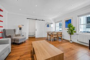 A Scholars Gallery - Bloomsbury - by Frankie Says