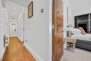 A Scholars Gallery - Bloomsbury - by Frankie Says