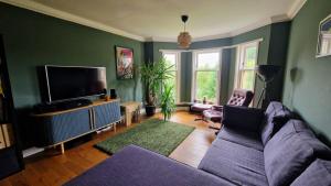 Modern Three-Bedroom Apartment in Leafy West End with Private Parking