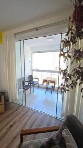 Amplo apartamento beira mar no centro de Balneário Camboriú