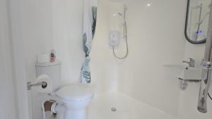 Self-Contained Gatwick Studio -Parking & Fast WiFi