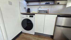 Self-Contained Gatwick Studio -Parking & Fast WiFi