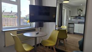 Self-Contained Gatwick Studio -Parking & Fast WiFi