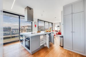 Stunning Penthouse in City Centre with Free Parking, Balcony, Aircon, Self Check-In, Fast WiFi and Sky TV by Yoko Property