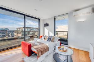 Stunning Penthouse in City Centre with Free Parking, Balcony, Aircon, Self Check-In, Fast WiFi and Sky TV by Yoko Property