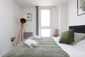 Central Apt-Parking-2Bed-2Bath-By FabAccommodation