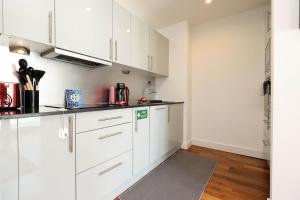 Central Apt-Parking-2Bed-2Bath-By FabAccommodation