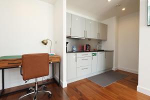 Central Apt-Parking-2Bed-2Bath-By FabAccommodation