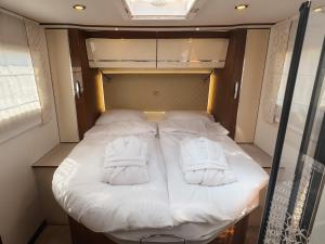 RWay The Moving Hotel by Theo