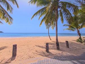 Beachside 1 Bedroom Apartment with Ocean View, Garden and 2 Swimming Pools