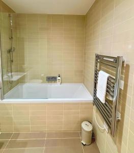 Modern Central Apartment with Parking