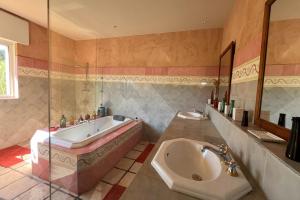 Villa 5 rooms with pool near the sea