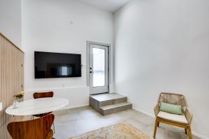 Shop, Dine and Walk to Ocean Redondo Beach Apt!