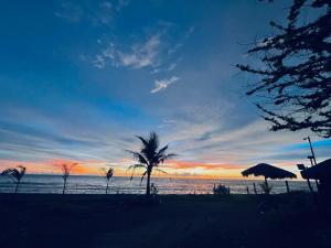 Judah-Ian Beachfront Relaxing Beachfront house with kiddie pool