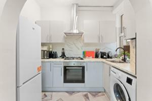 Ground Floor 3BR - Parking -King Beds-Near Stadium